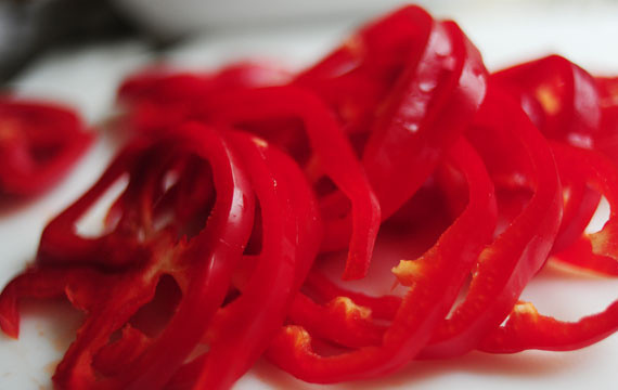 1. Этап. Мясо в соевом соусе: 4. Сладкий перец вымыть, очистить от хвостика и семян и нарезать тонкими ломтиками. При желании можно добавить и другие овощи по вкусу.