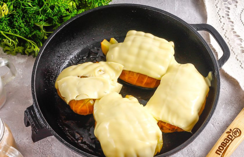 1. Этап. Картофель Гассель: Выложите на запеченный картофель тостовый сыр и допеките блюдо еще 3-5 минут.