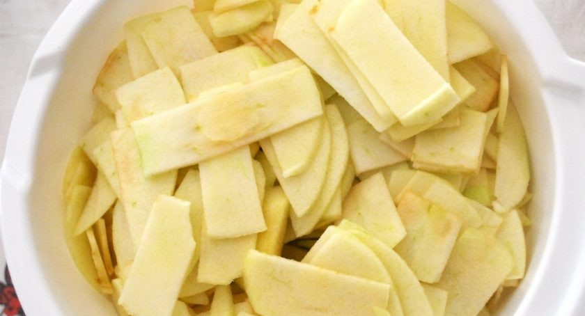 1. Этап. Шарлотка с яблоком: 3. С помощью специальной терки натрите яблоки тонкими ломтиками или воспользуйтесь ножом.