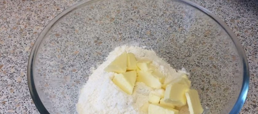 1. Этап. Рулет с яблоками без яиц: 1. Просеянную муку перетрите с маслом, нарезанным кубиками, солью, сахаром и разрыхлителем до консистенции крошки. Добавьте творог и замесите тесто. Накройте тесто крышкой и отправьте в холодильник на 1 час.