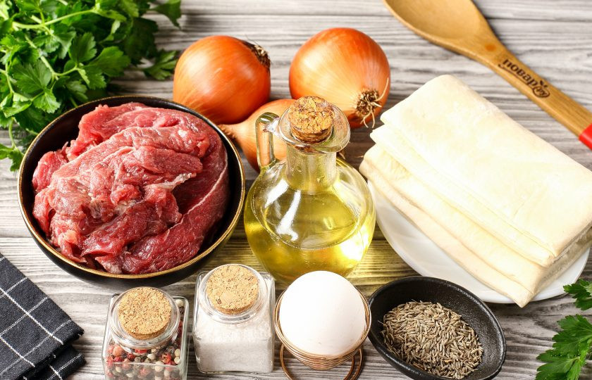 1. Этап. Жареная слоёная самса с мясом: Подготовьте все ингредиенты. Для начинки лучше всего взять говядину или баранину, но по желанию, можете взять любое мясо по вкусу.