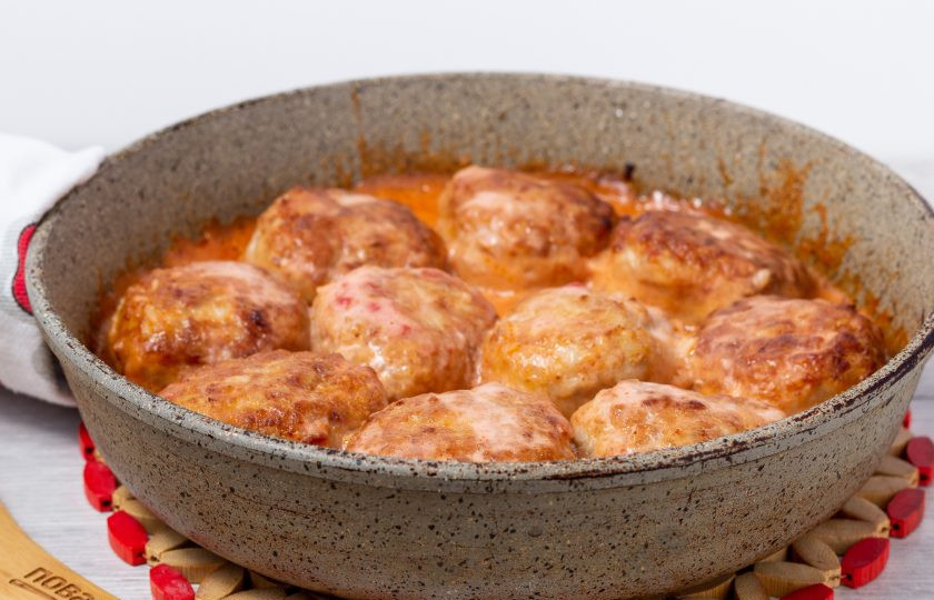 1. Этап. Ежики как в детском саду: Затем сметану с мукой разведите ещё в 0,5 стакана воды и влейте по истечении времени. Тушите ещё 3-4 минуты. Если соус очень густой, добавьте ещё немного воды. При желании добавьте перец-горошек и лавровый лист.