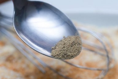 1. Этап. Запеченная треска в панировке: Посолите, поперчите и смешайте до однородности.