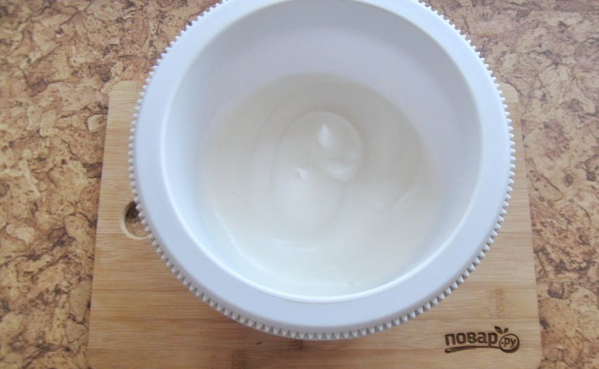 1. Этап. Фисташковый кекс: Белки взбейте миксером до пышной, устойчивой пены. После постепенно введите 60 грамм сахара, постоянно взбивая.