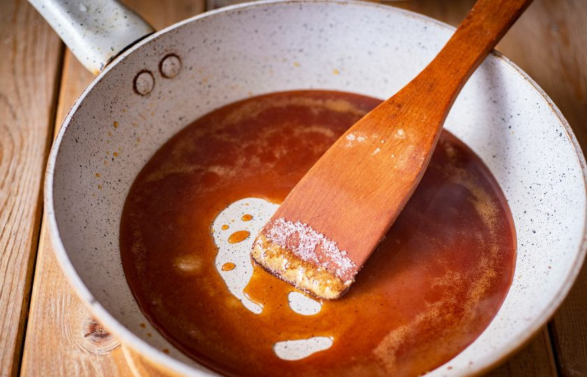 1. Этап. Щербет молочный: В сухую сковороду высыпите оставшуюся половину стакана сахара, и на среднем огне расплавьте весь сахар так, чтобы получилась карамель.