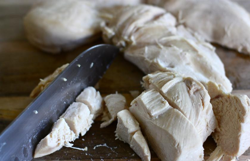 1. Этап. Куриный кассероль с лапшой: 2. Сварить яичную лапшу в кастрюле с кипящей водой в соответствии с инструкций на упаковке. В то время, пока лапша готовится, нарезать курицу на кусочки толщиной 1 см. Приготовленную лапшу отставить в сторону.