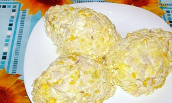 1. Этап. Новогодний салат Шишка: Сформируйте на блюде три шишки.