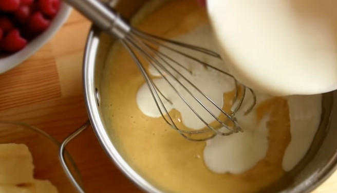 1. Этап. Шоколадный медовик Спартак: 6. Для приготовления крема смешайте в кастрюле яйца, сахар, муку, крахмал, ванильный сахар, а затем влейте молоко. Варите на медленном огне, постоянно помешивая, до загустения.