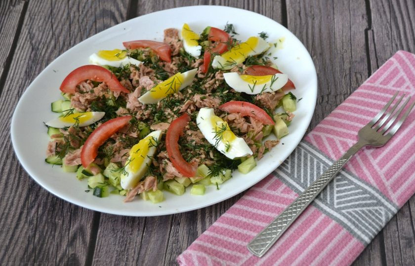 1. Этап. Салат с авокадо, тунцом и огурцом: Посыпьте салат укропом, выложите дольки вареного яйца, заправьте оливковым маслом. По желанию можно добавить несколько помидорок черри или просто дольки помидора. Вкусный и полезный салат готов, к тому же он достаточно сытный, очень рекомендую последователям здорового питания.