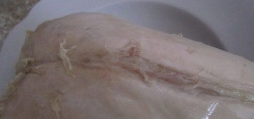 1. Этап. Украинский борщ с пампушками: В кастрюлю влейте чистую питьевую воду. Поставьте ее на плиту и доведите до кипения. Положите в воду куриную грудку вместе с костями, а также очищенные коренья и луковицу целиком. Положите специи, посолите. Варите полчаса. Затем достаньте из бульона мясо и овощи. Картофель очистите, помойте и нарежьте кубиками. Отправьте вариться в бульон.