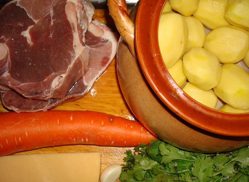 1. Этап. Баранина в горшочках с картошкой: 1. Подготовим ингредиенты. На дно каждого горшочка капаем немного масла, помещаем очищенный вымытый картофель и немного солим. Овощи все чистим.