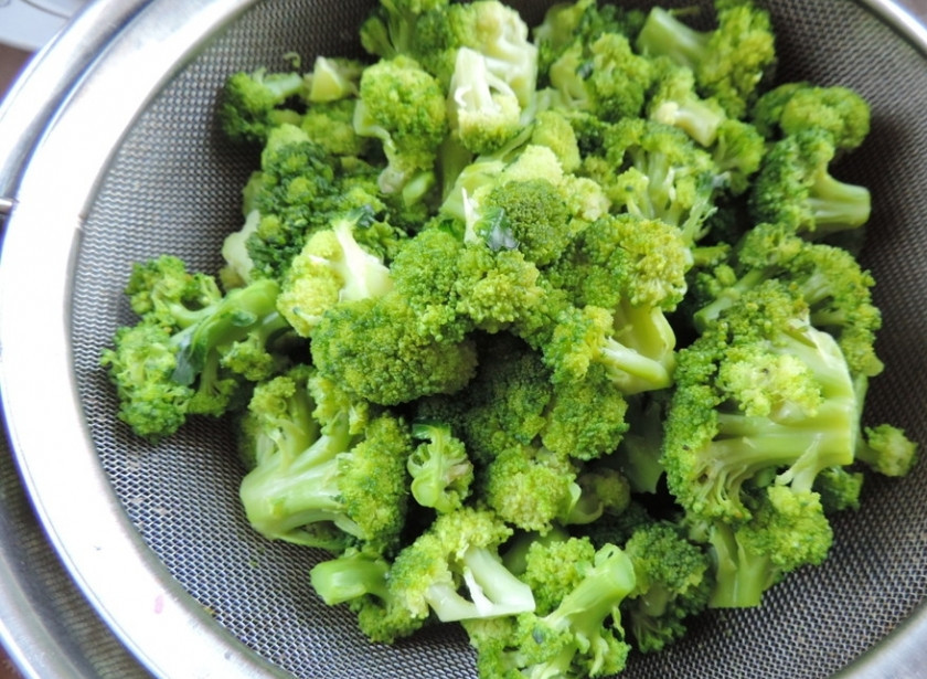 1. Этап. Запеченная брокколи под соусом: 2. Готовую брокколи откидываю на дуршлаг, чтобы ушла вода.