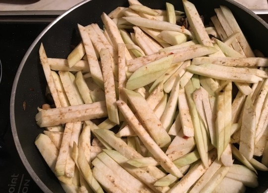 1. Этап. Вешенки с баклажанами: 2. Чтобы баклажаны не горчили, полностью очищаем их от кожуры, режем брусочками и посыпаем солью. Когда выделится 