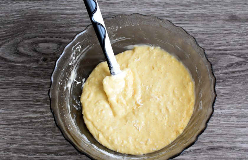 1. Этап. Торт «Экзотик»: Лопаткой быстро вымешайте тесто средней густоты.