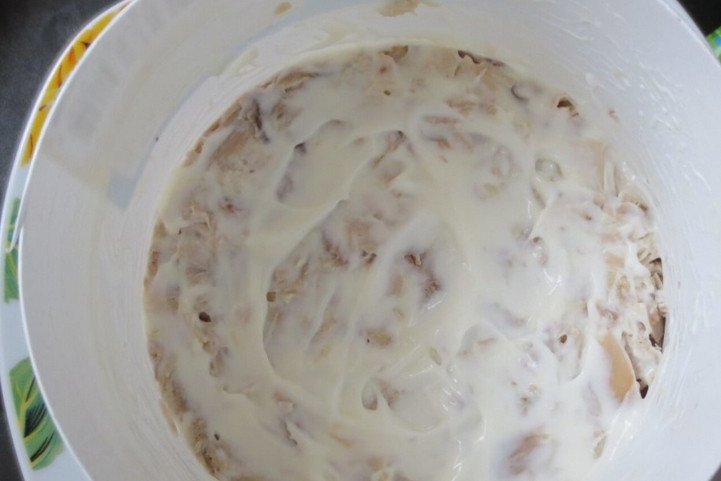 1. Этап. Салат из курицы с корейской морковью: Чтобы придать салату красивую форму, рекомендую воспользоваться формочкой с вырезом по центру. Нижним слоем выкладываем половину курицы, смазываем ее майонезом.