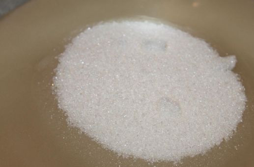 1. Этап. Варенье из клубники без закатки: 4. Сахар нужно насыпать в воду и отправить на огонь.