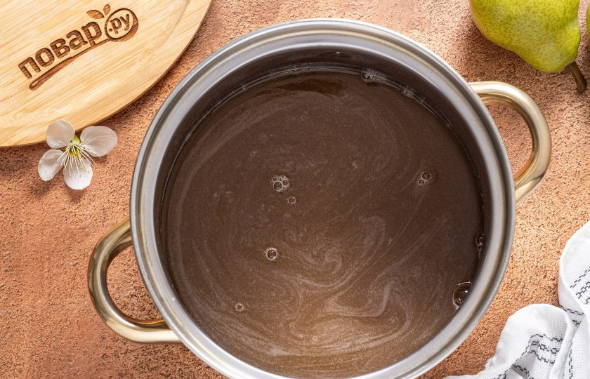 1. Этап. Грушевый мед: Сок процедите через мелкое сито и несколько слоев марли, перелейте в кастрюлю с толстым дном.