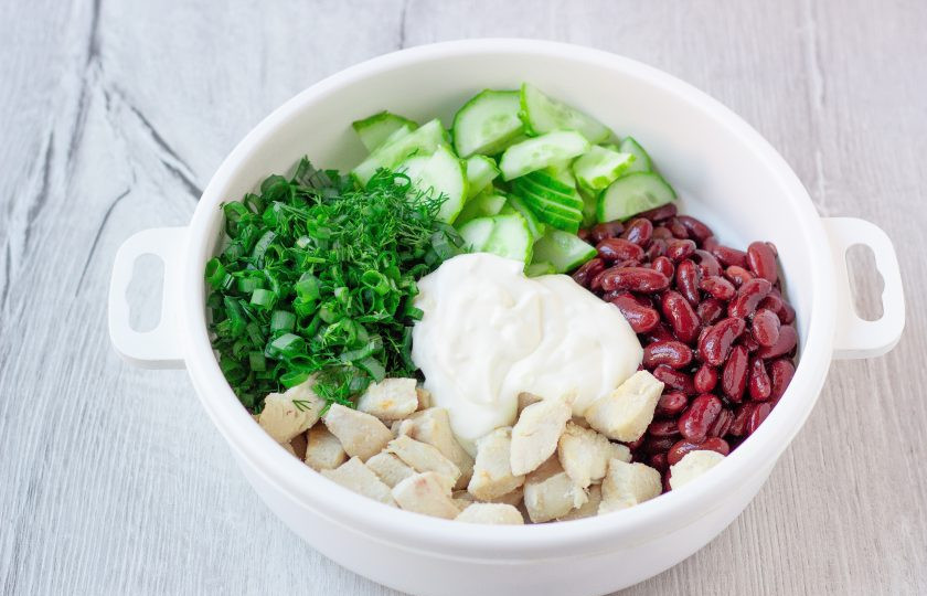 1. Этап. Салат с огурцами и фасолью: Смешайте все составляющие салата и дайте ему немного пропитаться чесночной заправкой! Салат готов!