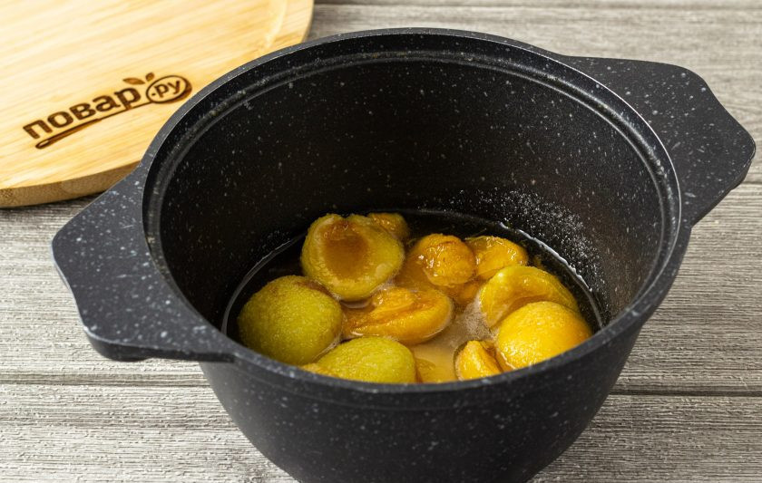 1. Этап. Конфитюр из абрикосов с агар-агаром: Переложите абрикосы с сахаром в кастрюлю с толстым дном. Доведите до кипения на медленном огне и проварите 10 минут.