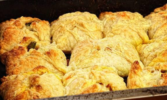 1. Этап. Слоеные пирожки с овощной начинкой: Пирожки подавать горячими.