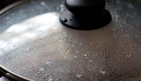 1. Этап. Вегетарианский борщ: Борщ доведите до кипения и варите на слабом огне 12-15 минут.