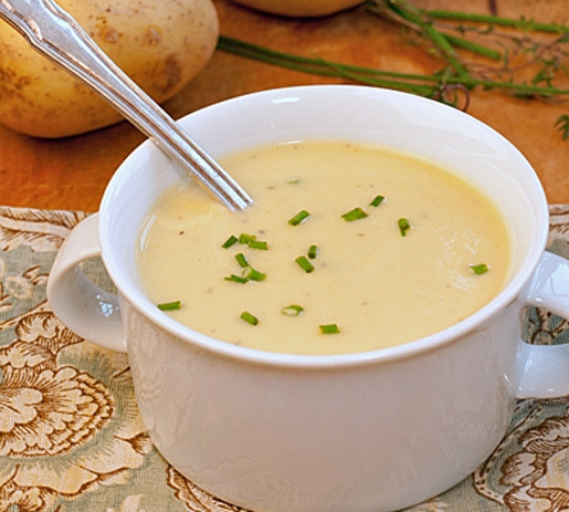 1. Этап. Суп с луком-порей: 7. Разлейте суп по тарелкам и украсьте рубленой зеленью. Подавайте сразу после приготовления.