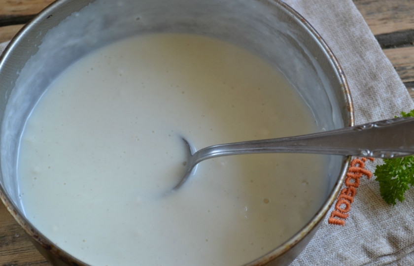 1. Этап. Картошка под соусом Бешамель: На медленном огне доведите соус до консистенции густой сметаны. Это займет 3-4 минуты.