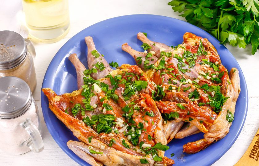 1. Этап. Перепелка табака: Измельчите очищенные и промытые зубчики чеснока и зелень петрушки. Натрите подготовленной массой тушки и поместите их в глубокую емкость или выложите на тарелку. Оставьте тушки для пропитывания чесноком на 1-2 часа при комнатной температуре, периодически натирая их. В холодильник не ставьте — холодные тушки не прожарятся!