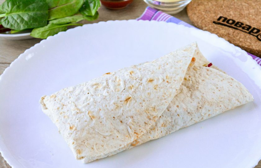 1. Этап. Шаурма в лепешке по-домашнему: С одного края подверните край лепешки, сверните шаурму.