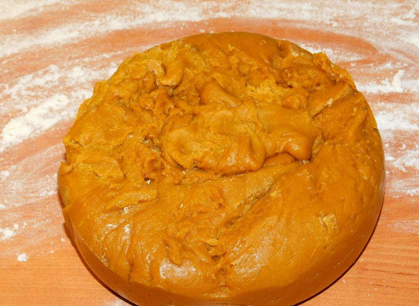 1. Этап. Медовый открытый торт Цифра: Готовое тесто уберите в холодильник на пару часов.