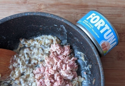 1. Этап. Гнёзда, фаршированные тунцом и шампиньонами: Добавляем размятый вилкой тунец без жидкости. У меня ТМ FORTUNA.