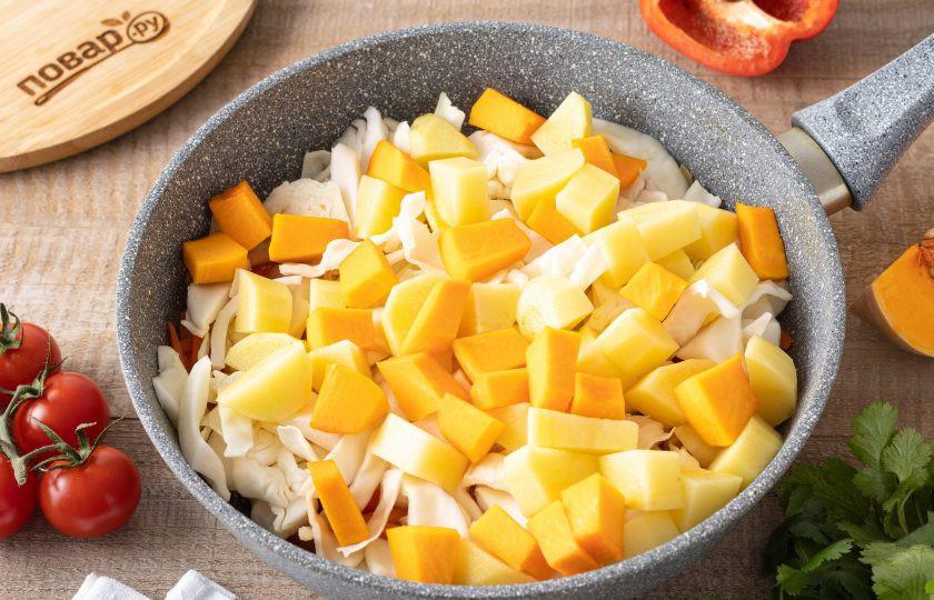 1. Этап. Овощное рагу по-домашнему: Затем добавьте картошку, тыкву и капусту. Посолите и поперчите. Все перемешайте и тушите под крышкой 20-30 минут. Если овощи дают мало жидкости, то влейте около 50-80 мл. горячей воды в сковороду. Периодически помешивайте.