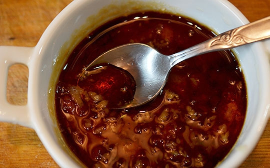 1. Этап. Куриные голени в глазури: Смешайте все ингредиенты для маринада: джем, хрен, бальзамический уксус, оливковое масло, кориандр, соль, перец, чеснок и соевый соус.