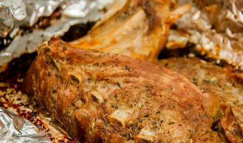 1. Этап. Корейка баранья в духовке: Не забывайте поливать корейку стекающими соками и маслом. Готовую баранью корейку разрезайте на части и подавайте с любым гарниром.