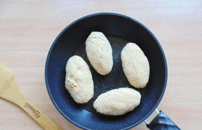 1. Этап. Зразы из судака: Сформируйте продолговатые зразы, обваляйте в панировочных сухарях и выложите на горячую сковороду с подсолнечным маслом.