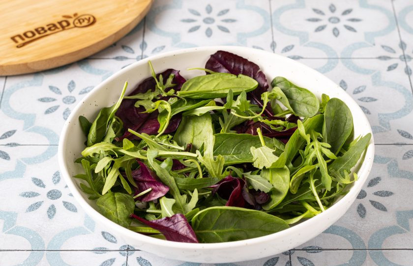 1. Этап. Салат со шпинатом, малиной и фетой: Выложите салатный микс в тарелку. При необходимости предварительно промойте листья и обсушите.