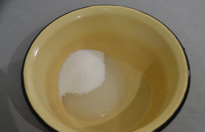 1. Этап. Кексы из кокосовой муки: Для приготовления заварного белкового крема соедините 30 миллилитров воды и 115 граммов сахарного песка. Поставьте на средний огонь, на четвертой минуте нагревания добавьте несколько капель лимонного сока, варить сироп следует 8 минут с момента закипания.