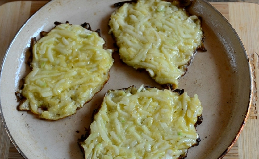 1. Этап. Драники из кабачков: Обжаривайте их с каждой стороны по 2-3 минуты, до аппетитной корочки.