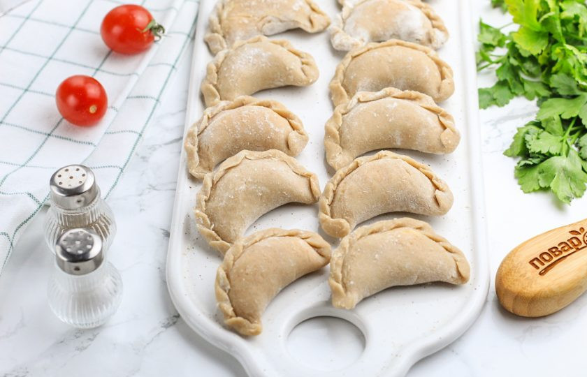 1. Этап. Вареники на гречневой муке: Аккуратно залепите края вареников и сделайте небольшие защипы в одну сторону, у вас получится красивый край. В таком виде их можно заморозить, но только присыпайте досочку мукой! Иначе не отделите замороженные вареники от доски.