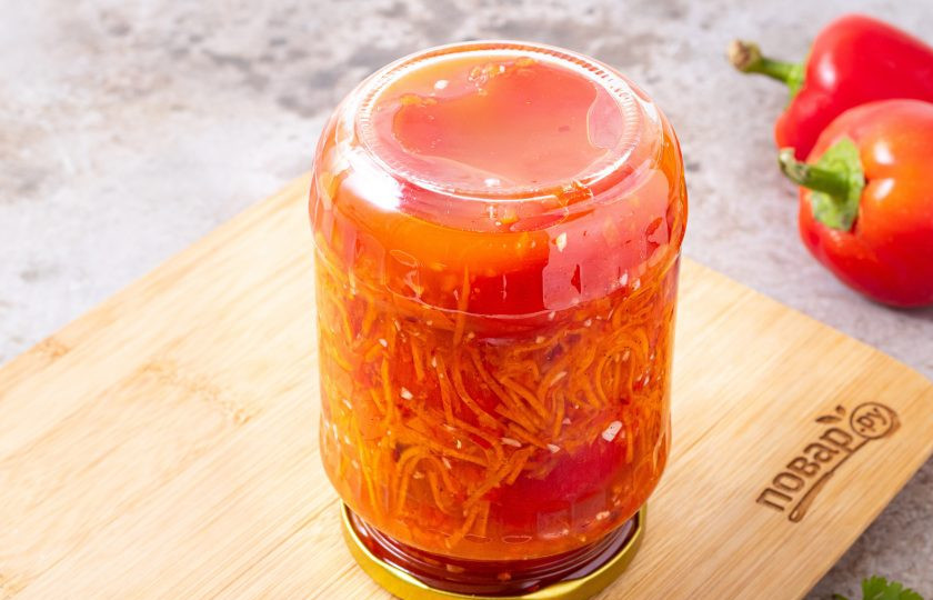 1. Этап. Помидоры в овощной заливке: Герметично закрутите банку, переверните вверх дном. Укутайте в полотенце и оставьте так до полного остывания. После можно убрать заготовку в прохладное темное место на хранение.