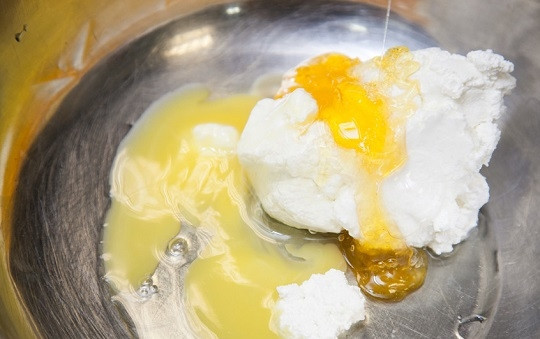 1. Этап. Овсяно-творожное печенье: 4. Выложите его в глубокую мисочку. Добавьте яйцо, мед, растительное масло.