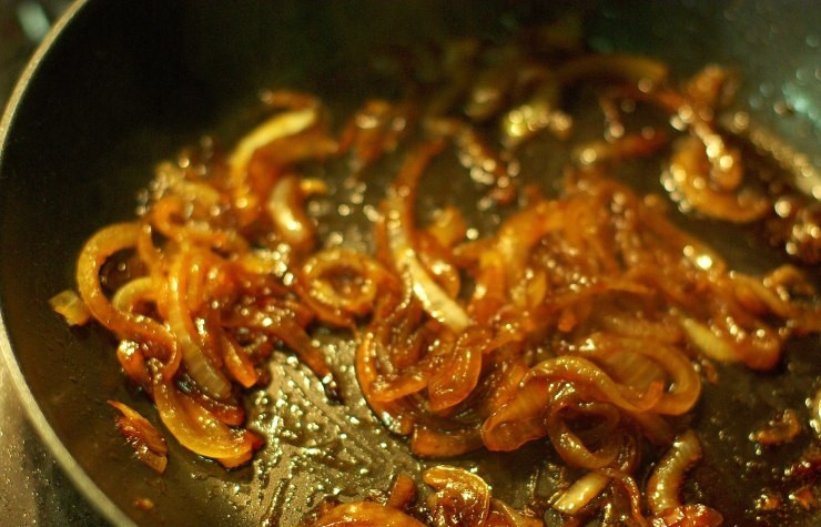 1. Этап. Антрекот из говядины: Даем вину практически полностью выкипеть.