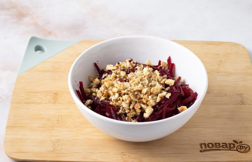 1. Этап. Салат со свеклой и орехами ПП: Грецкие орехи подсушите в сухой сковороде, затем крупно порубите. Добавьте к свекле.