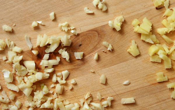 1. Этап. Жареный рис с имбирем: 1. Нагреть 1 столовую ложку масла в большой сковороде с антипригарным покрытием сковороде на среднем огне. Добавить измельченный чеснок и мелко нарезанный имбирь. Жарить, часто помешивая, до появления аромата, около 1 минуты.