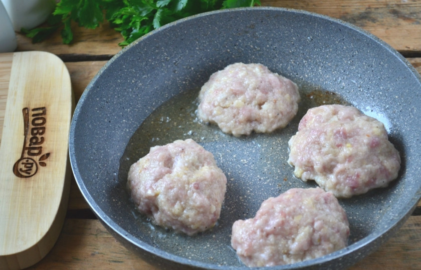1. Этап. Котлетки с секретом Любимые: Руки смочите в воде. Сформируйте небольшие котлетки, которые затем выложите на сковороду. Жарьте под крышкой по 5-7 минут с каждой стороны (на медленном огне).
