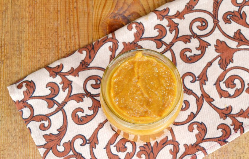 1. Этап. Вкусная икра из кабачков на зиму: Готовую икру разложите по стерилизованным заранее баночкам.