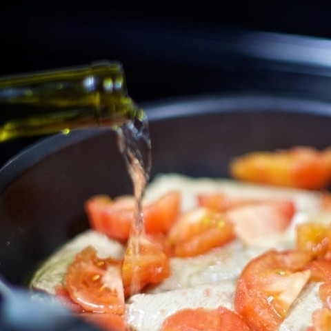 1. Этап. Рулетики из телятины: Добавьте вино.