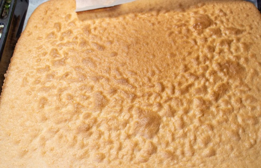 1. Этап. Рулет Рафаэлло: Достаньте испеченный корж.