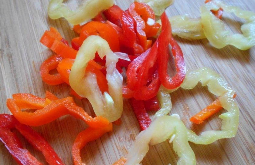 1. Этап. Кальмары постные: Перец промойте и нарежьте. Можете выбрать разные цвета, чтобы салат смотрелся красочнее.