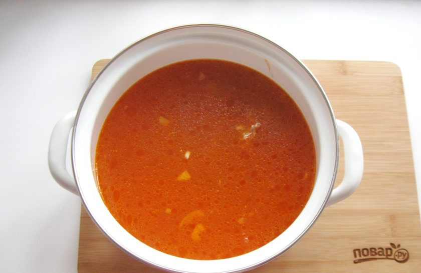 1. Этап. Суп Кесме по-киргизски: Выложите мясо с луком и томатной пастой в кастрюлю, налейте воду. Варите суп до готовности мяса.